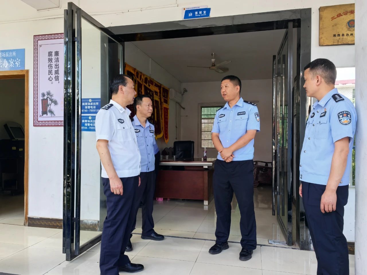 周燕飞“四不两直”督导基层警务工作